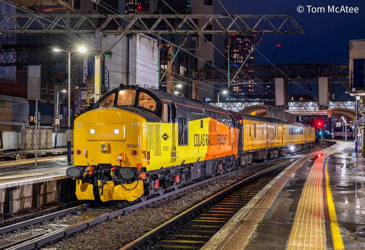 McateeTom's tweet image. A nice gap between heavy downpours greets a sparkling Colas 37421 tnt 37419 with the 1Q44 1900 Longsight to Longsight tester at Man Oxford Road. 📸 🌃 @ColasRailUK 

⭐️ Gift Store ⬇️🏞️🚂 
railwayartprintshop.etsy.com

#class37 #railways #colas #ukrailways @TheGrowlerGroup