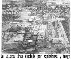 AntonioUbilla1's tweet photo. 10 marzo 1976,  hace 5 días se cumplieron 50 años del dantesco incendio al sur de la ciudad de Guayaquil. 
Incendio en los depósitos de combustible de Shell Gas alteraron el descanso de los habitantes de sectores del sur como la ciudadela 9 de Octubre y el barrio Cuba, la madrugada del 10 de marzo, frente de la ciudadela Nueve de Octubre, ocurrió una explosión de combustible que provocó daños en la mayoría de las viviendas del sector. 
Era los depósitos de Shell Gas.
La ciudad vivió angustiosas horas de pánico y zozobra, cuando producto de la imprudencia e irresponsabilidad del conductor de un tanquero, estalló un dantesco incendio. Las explosiones se escucharon repetidamente y las llamas podían verse a muchos kilómetrosde distancia. Cuentan que por el sector de Juan Montalvo y Boyacá esa mañana todas las personas estaban asustadas porque siendo 2 de la mañana se veía naranja y rojo el cielo lo cual la gente desde el cerro del Carmen veía las llamaradas.
Si se contaminaban los tanques de reserva de combustible, probablemente desaparecía un sector del sur de la ciudad    #GrandesIncendios