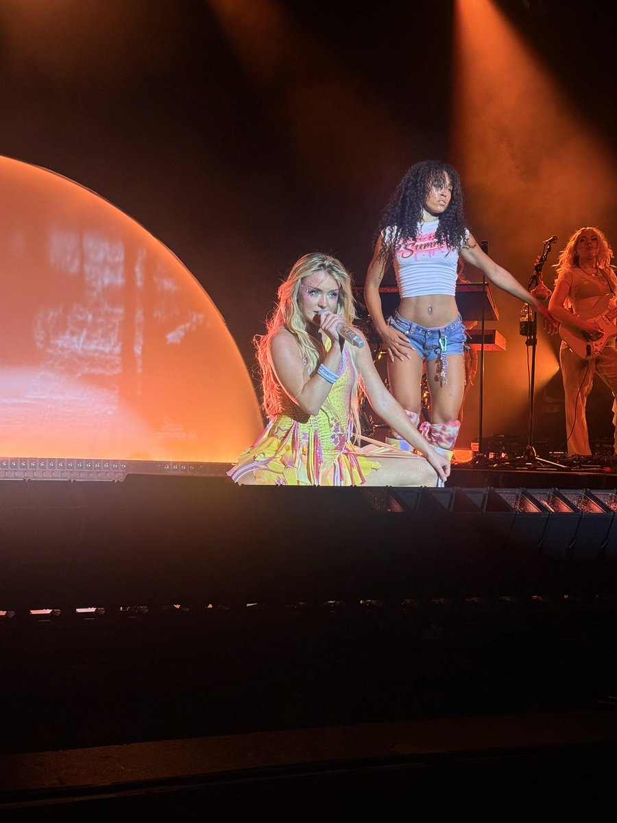 catmarluv's tweet photo. best night of my LIFEEEEE @zaralarsson u HAVE to come back to milwaukee!! https://t.co/YSQIUKsZON