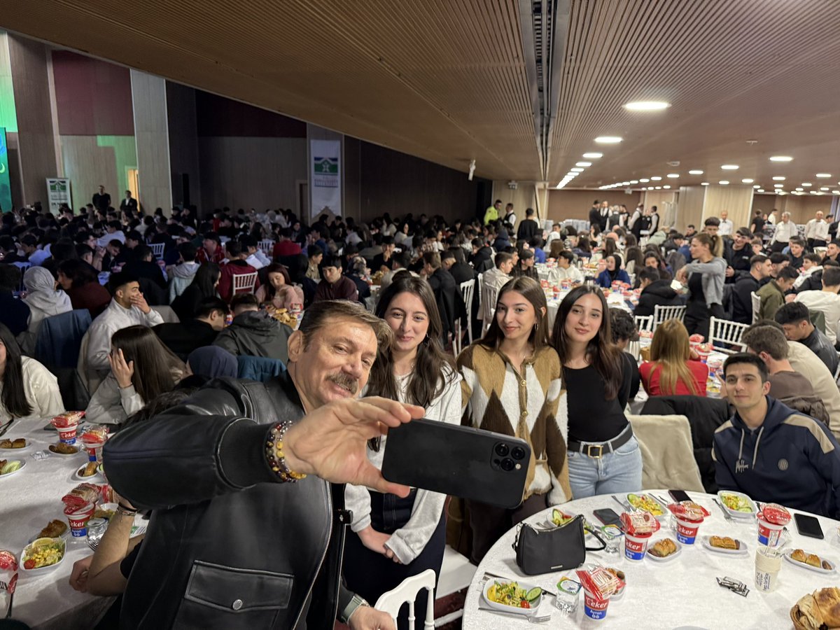 Gençlerin enerjisi Bahçelievler’in en büyük gücü.
13 bin Genç Başkan Danışmanımızla ilçemizin geleceğini birlikte şekillendiriyoruz.

Ramazan’ın bereketini ve kardeşliğini bu akşam 3 bin gencimizle aynı sofrada paylaşmanın mutluluğunu yaşadık.

Bahçelievler’de gençler sadece