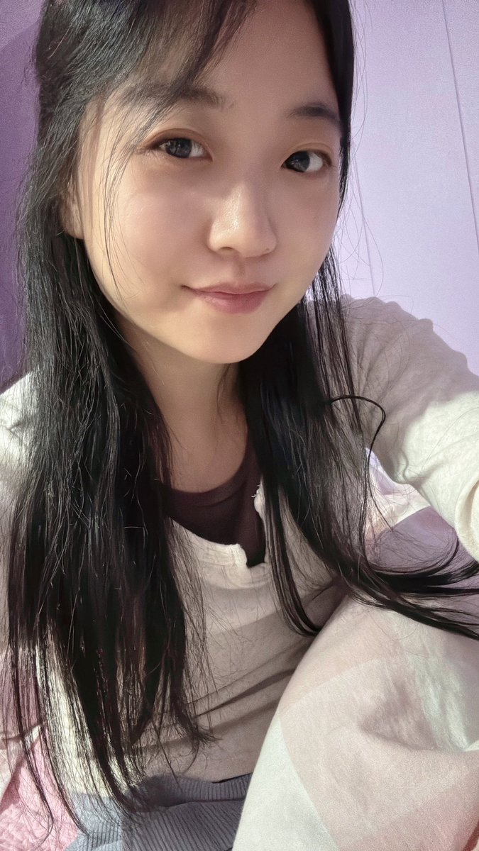 yevliii's tweet image. When you feel like poop, don’t look at the camera. 😣 #selfieday #messyhair