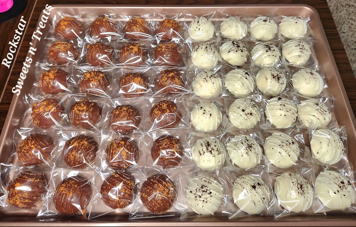 Cookie butter and cookies &amp; cream chocolate truffles for a big custom order! 🍪🍫🥛
You can set up a custom order by texting: 260-298-1590 ☎️ Several yummy truffle flavors to choose from! Available for mail order and local delivery/pickup!
💌 online shop: Rockstarsweettreats.etsy.com