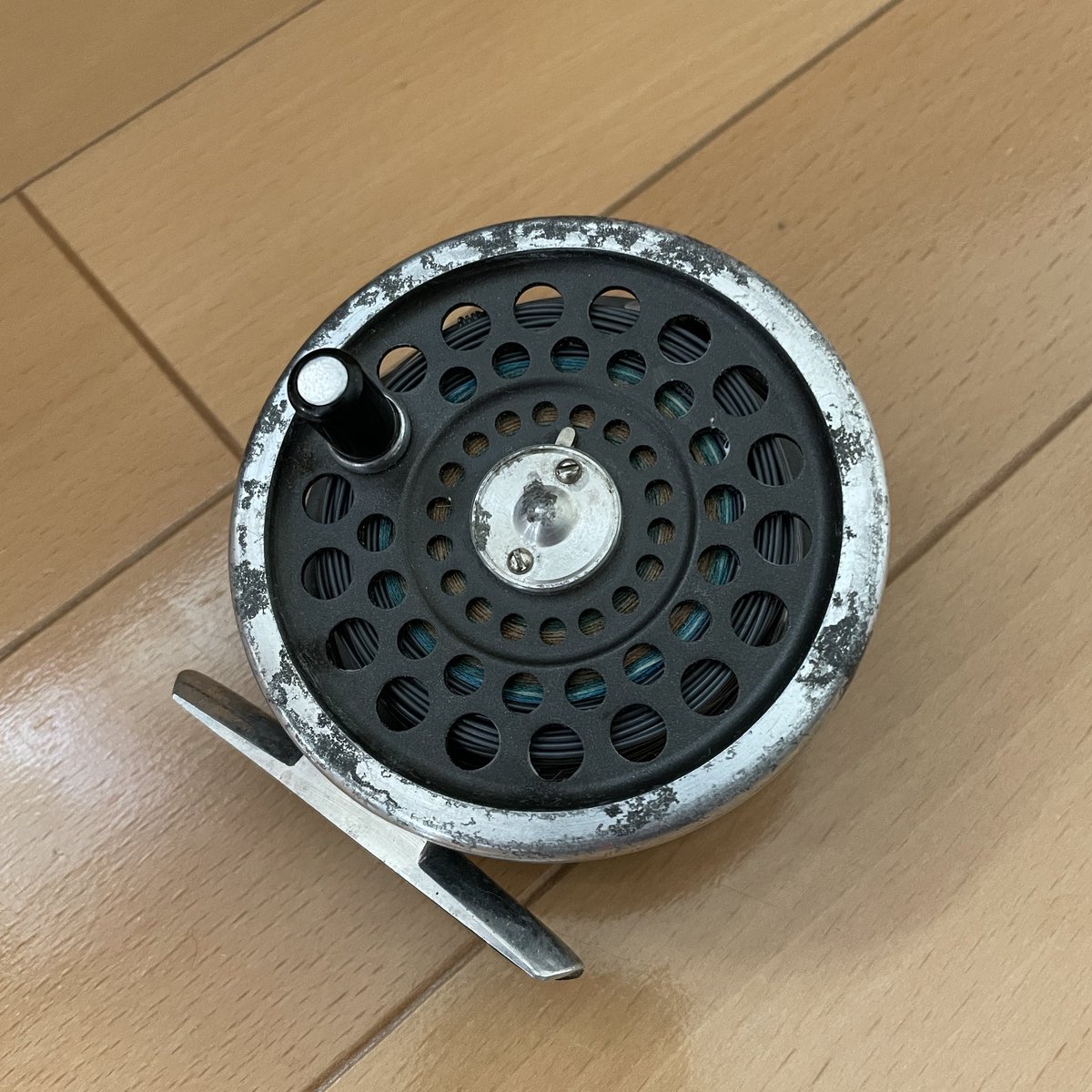 ffjc24's tweet photo. ハーディーのマーキスの縁がマダラに黒ずんでるので、スポンジヤスリで擦ってみました。
完全に黒ずみが取れていませんが、少しましになりました。 https://t.co/PMa1pWWZz0