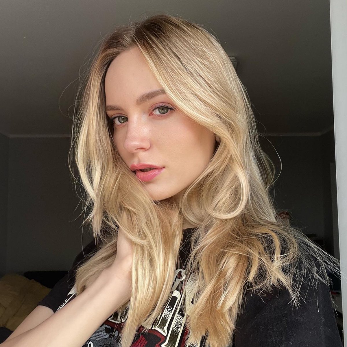 Snowdrop0vve's tweet photo. Capture the confidence and charm in that golden light ✨ https://t.co/IdiwWdFuhQ