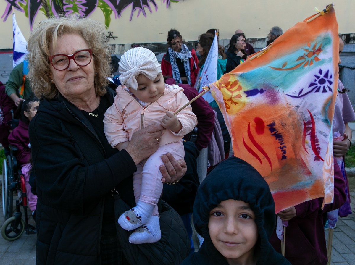 Λειπει η καραγκιοζαινα απ την παρασταση?