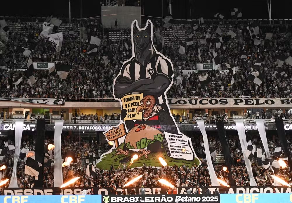 A torcida do Botafogo fez uma bandeira da única vitória em cima do Flamengo nos últimos 12 jogos no estádio Nilton Santos (o Flamengo ganhou 11 desses jogos).

Curioso que o torcedor debochou do suposto pedido de fairplay financeiro, mas é exatamente a ausência de fairplay