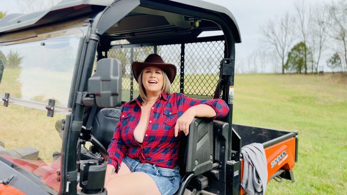 Lisa Sparxxx - Just a country girl having a little fun on set today 🤠🎬 https://t.co/ZghIYUf9ZO