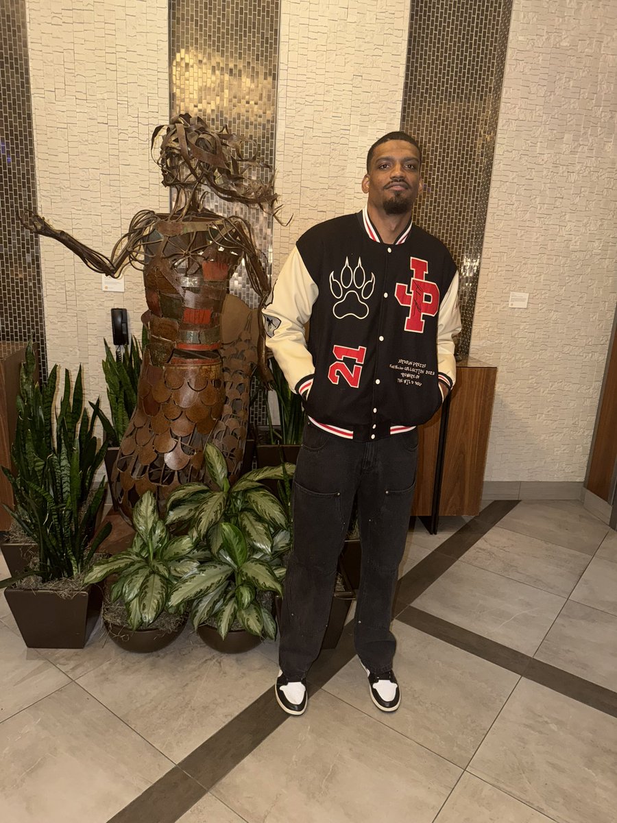 Mr 6’10❤️🔥 tweet media