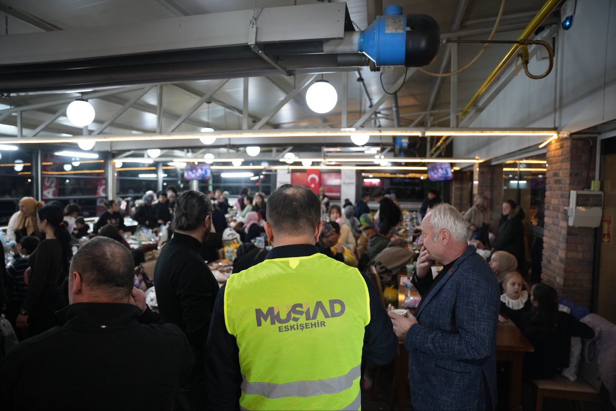 Bir sofrada sadece yemek paylaşılmaz; merhamet, kardeşlik ve umut da paylaşılır.

Dünya Yetimler Günü vesilesiyle MÜSİAD Eskişehir Şubesi olarak, İHH Eskişehir Yetim Birimi ile birlikte yetim kardeşlerimiz ve aileleriyle aynı iftar sofrasında buluştuk.

Peygamber Efendimiz