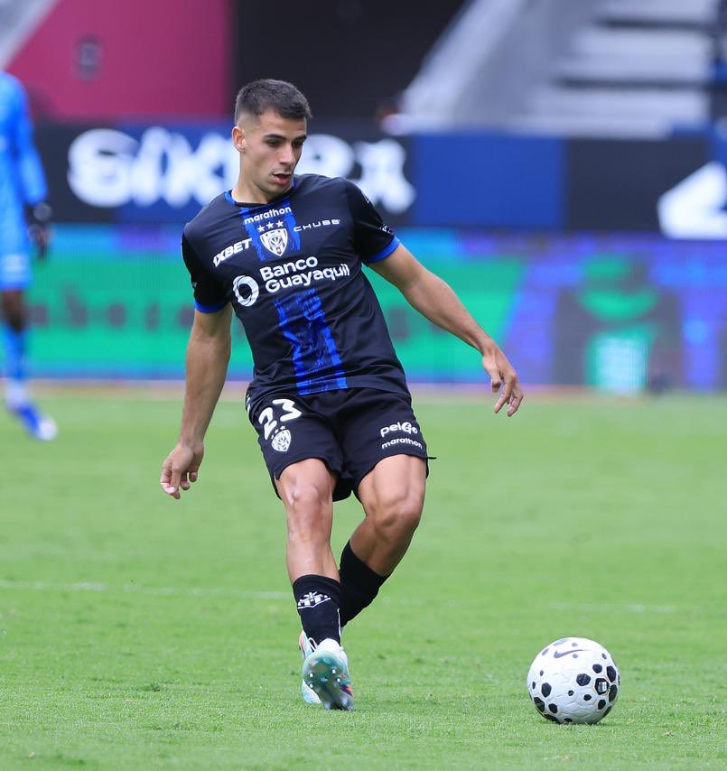 FutbolPasionWeb's tweet photo. Juan Viacava el mejor refuerzo de @IDV_EC y de esta Liga Pro.

Seguro en defensa, incluso se descuelga juega de medio centro y tiene una facilidad para filtrar pelotas entre líneas. 

En Uruguay también actuó de #5 https://t.co/2ISxLr0RVs