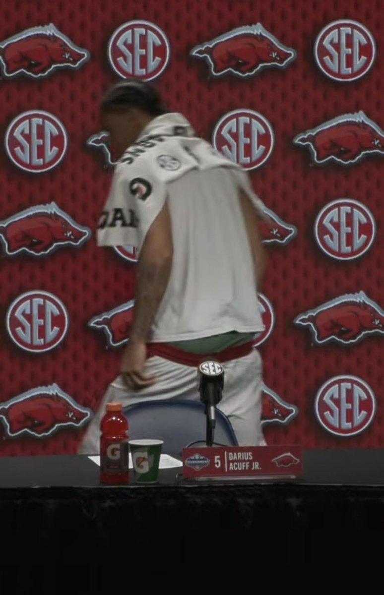 lilchinaLoPan's tweet photo. Mic=Your poverty team
#SECChamps #CRANKHOGSCRANK https://t.co/FfKGyM3VnO