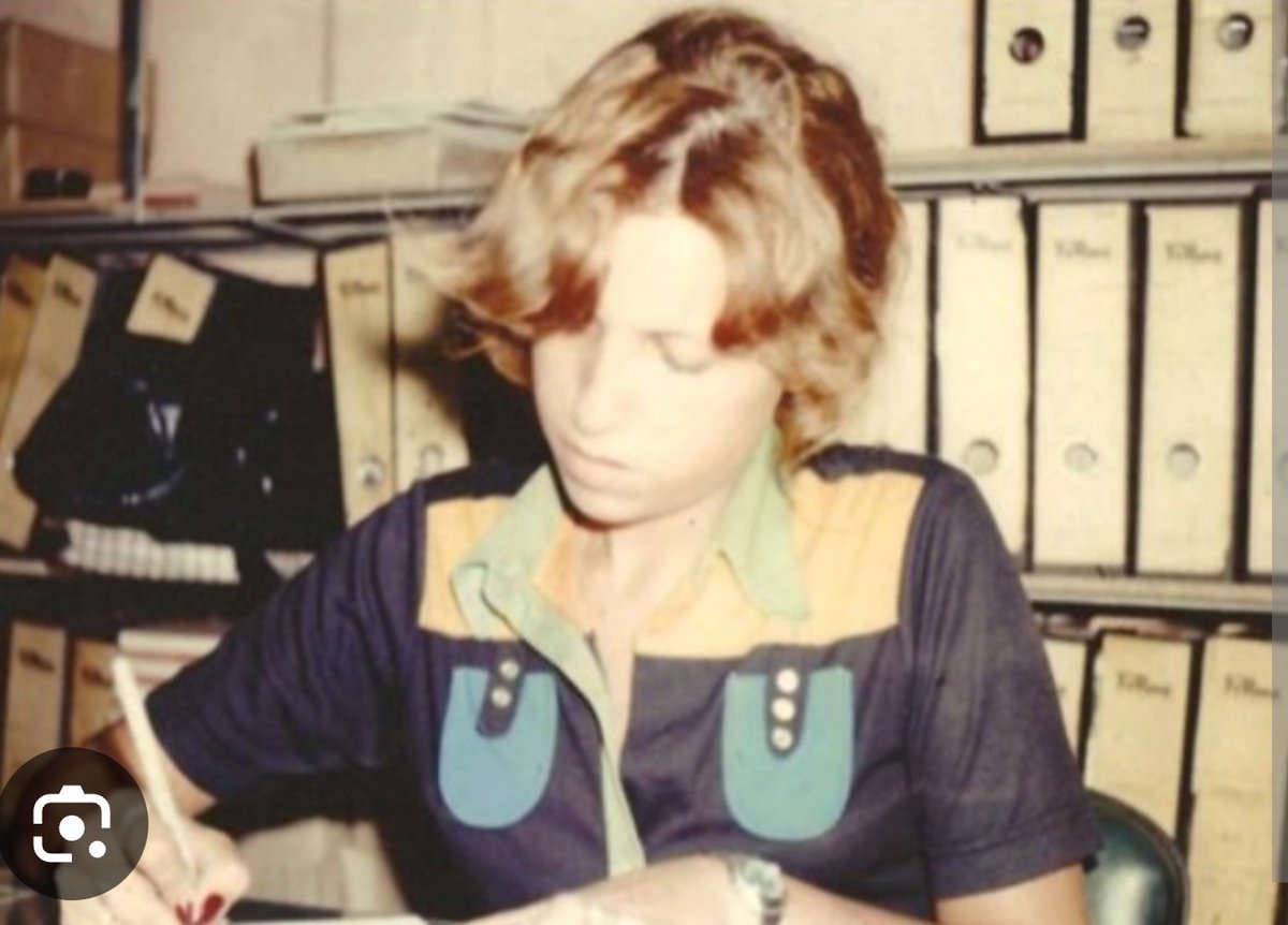 Laura Viviana Ferrari tenia 17 años cuando una bomba de la juventud idealista la asesino con una bomba en 1975 en la puerta de la Universidad de Belgrano. Estuve a su lado hasta 5 minutos antes de la explosión, Éramos compañeros y amigos . Mi recuerdo a ella y a su madre .