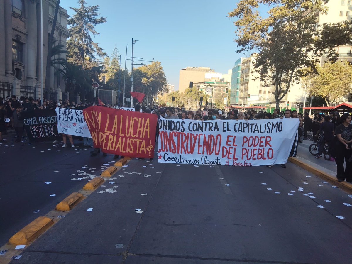 Gobierno de Kast está implementando todas las medidas Neoliberales al instante aduciendo"una crisis" pero en verdad es imponer un orden similar al Chile de los 80:Quitar derechos comunes 
,dejando todo al arbitrio individual pero del empresario:La mano que  derriba lo nuestro!!!