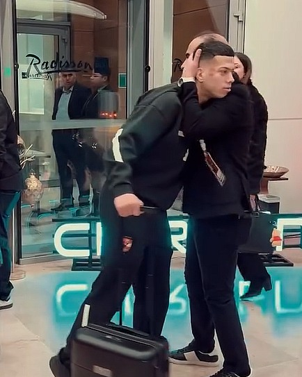 عبدالحفيظ يستقبل لاعبي الأهلي ويحفّزهم قبل الدخول إلى الاستاد، استعدادًا لمواجهة الترجي في تونس ضمن منافسات دوري أبطال إفريقيا 