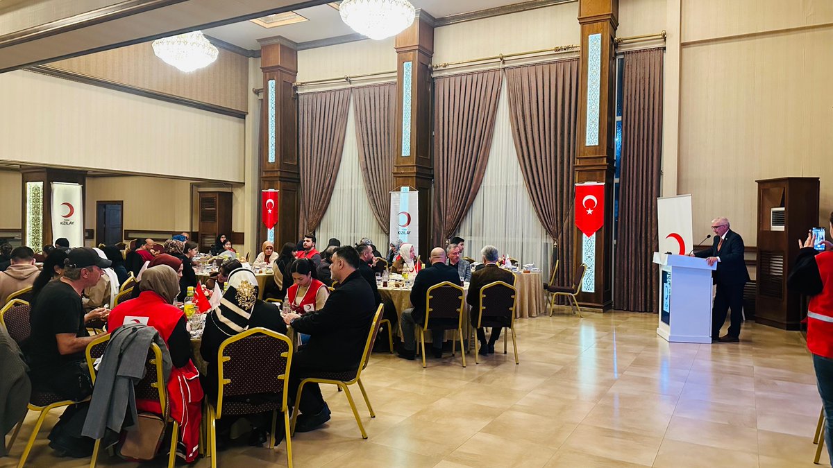 KizilayKurumsal's tweet photo. Genel Sekreterimiz Ramazan Saygılı, Mersin İl Merkezimiz tarafından düzenlenen yetim iftar programına katıldı.

Mersin’de gerçekleştirilen programda Mersin Vali Yardımcısı Faik Arıcan, Mersin İl Merkezi Başkanımız Lütfi Parıltı ve beraberindeki heyet de yer aldı. Programda yetimlere yönelik yürütülen çalışmalar ve sosyal destek faaliyetleri üzerine değerlendirmelerde bulunuldu.