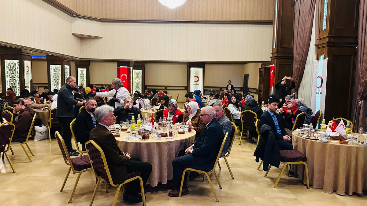KizilayKurumsal's tweet photo. Genel Sekreterimiz Ramazan Saygılı, Mersin İl Merkezimiz tarafından düzenlenen yetim iftar programına katıldı.

Mersin’de gerçekleştirilen programda Mersin Vali Yardımcısı Faik Arıcan, Mersin İl Merkezi Başkanımız Lütfi Parıltı ve beraberindeki heyet de yer aldı. Programda yetimlere yönelik yürütülen çalışmalar ve sosyal destek faaliyetleri üzerine değerlendirmelerde bulunuldu.