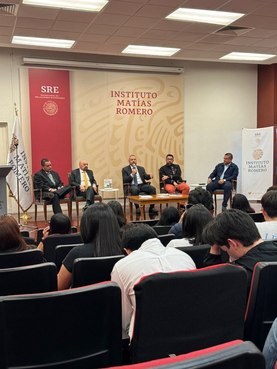 rayfreddy's tweet photo. 📢Gracias al @imatiasromero por dar a conocer la publicación "De la A a la Z en la Internacionalización Local " 📓  @Memo_Zamora @imanol1959 @rayfreddy cc. @Amaie_Mexico @IBERO_mx @kasmexiko @DGPolitico_SRE @SRE_mx  @MonserratIgles2 @jorgeschiavon @nicomancini @Asletza https://t.co/JAbQaARxlz