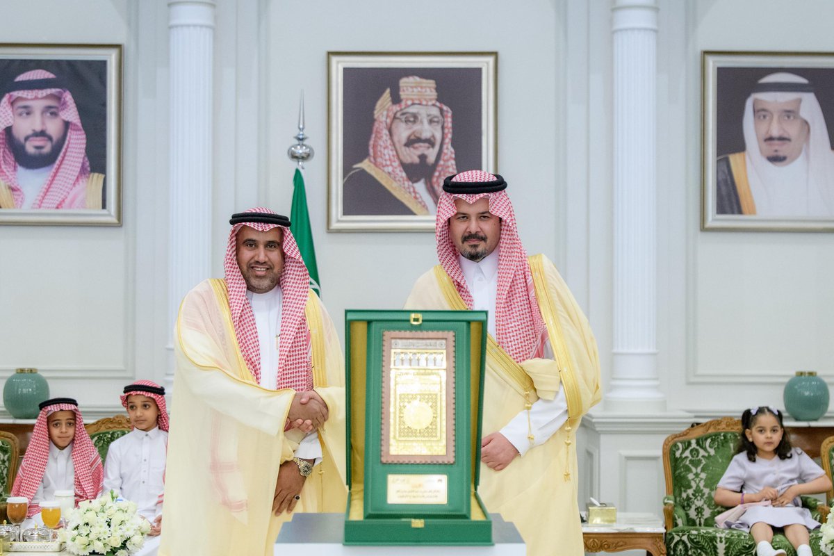 nayefalsade's tweet photo. تشرفت بالتكريم من سمو أمير المنطقة  #سلمان_بن_سلطان في مبادرة كلنا أهل3
الشكر الجزيل لسموه على رعايته الكريمة ، ولوزارة الموارد البشرية ممثلة بالمهندس عبدالله الصاعدي على جهودهم المباركة.
ومثل هذه المبادرات المجتمعية ذات الأثر المستدام تستحق دعم رجال الأعمال والمجتمع التجاري. https://t.co/2AHR2Swvtn