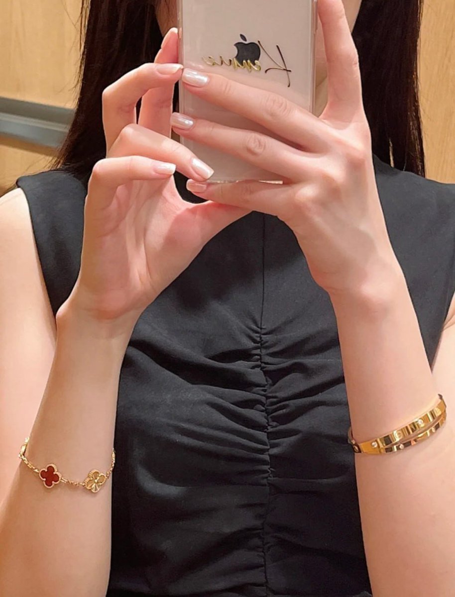 claire36336's tweet image. Casual chic at the market ☕️🌻Sipping vibes under the sunflowers in my fave black fit. Loving these details✨👜 #OOTD #SummerStyle