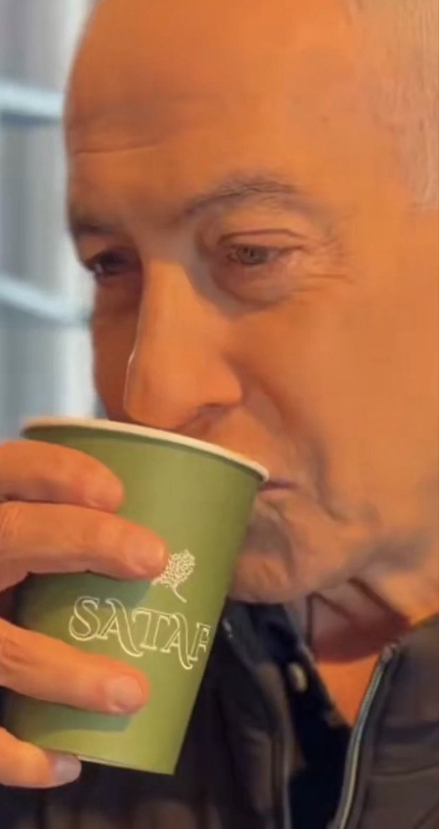 انكشف #غباء_نتنياهو!

نعم، في الفيديو الذي نشره نتنياهو وهو يقول "أنا هنا"،

اتضح أن #التقويم الموجود على آلة تسجيل المدفوعات في المقهى كان #مؤرخًا بعام ٢٠٢٤... 

يا <a href="/grok/">Grok</a>، ما رأيك في هذا؟