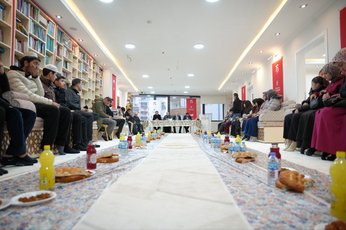 İl Başkanımız Abdulahat Arvas, Erciş İlçe başkanımız Abidin Çalışkan ve İl Yönetim Kurulu üyelerimiz, Erciş İlim Yayma Cemiyeti Başkanı Ömer Gün’ün ev sahipliğinde düzenlenen iftar programında ilim yolunda emek veren kıymetli evlatlarımızla bir araya gelerek aynı sofrayı