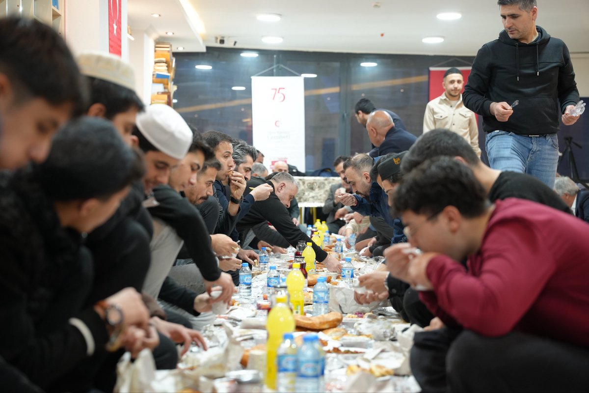 AK_PartiVan's tweet photo. İl Başkanımız Abdulahat Arvas, Erciş İlçe başkanımız Abidin Çalışkan ve İl Yönetim Kurulu üyelerimiz, Erciş İlim Yayma Cemiyeti Başkanı Ömer Gün’ün ev sahipliğinde düzenlenen iftar programında ilim yolunda emek veren kıymetli evlatlarımızla bir araya gelerek aynı sofrayı paylaştılar.

Ramazan’ın bereketini, kardeşliğin sıcaklığını ve ilmin nurunu aynı sofrada paylaşmanın mutluluğunu yaşadık. Geleceğimiz olan gençlerimizle yapılan bu güzel buluşma, birlik ve dayanışmamızın en güzel göstergelerinden biri oldu.

Rabbim birlik ve beraberliğimizi daim eylesin. 🌙🤲
@Akparti 
@abuyukgumus 
@MustafaAlkayis 
@Recep_ayd25