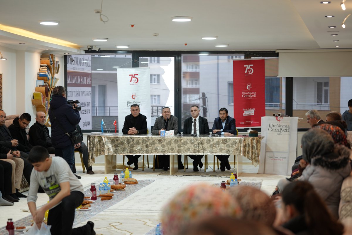 AK_PartiVan's tweet photo. İl Başkanımız Abdulahat Arvas, Erciş İlçe başkanımız Abidin Çalışkan ve İl Yönetim Kurulu üyelerimiz, Erciş İlim Yayma Cemiyeti Başkanı Ömer Gün’ün ev sahipliğinde düzenlenen iftar programında ilim yolunda emek veren kıymetli evlatlarımızla bir araya gelerek aynı sofrayı paylaştılar.

Ramazan’ın bereketini, kardeşliğin sıcaklığını ve ilmin nurunu aynı sofrada paylaşmanın mutluluğunu yaşadık. Geleceğimiz olan gençlerimizle yapılan bu güzel buluşma, birlik ve dayanışmamızın en güzel göstergelerinden biri oldu.

Rabbim birlik ve beraberliğimizi daim eylesin. 🌙🤲
@Akparti 
@abuyukgumus 
@MustafaAlkayis 
@Recep_ayd25
