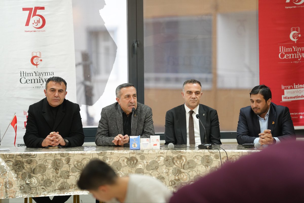 AK_PartiVan's tweet photo. İl Başkanımız Abdulahat Arvas, Erciş İlçe başkanımız Abidin Çalışkan ve İl Yönetim Kurulu üyelerimiz, Erciş İlim Yayma Cemiyeti Başkanı Ömer Gün’ün ev sahipliğinde düzenlenen iftar programında ilim yolunda emek veren kıymetli evlatlarımızla bir araya gelerek aynı sofrayı paylaştılar.

Ramazan’ın bereketini, kardeşliğin sıcaklığını ve ilmin nurunu aynı sofrada paylaşmanın mutluluğunu yaşadık. Geleceğimiz olan gençlerimizle yapılan bu güzel buluşma, birlik ve dayanışmamızın en güzel göstergelerinden biri oldu.

Rabbim birlik ve beraberliğimizi daim eylesin. 🌙🤲
@Akparti 
@abuyukgumus 
@MustafaAlkayis 
@Recep_ayd25