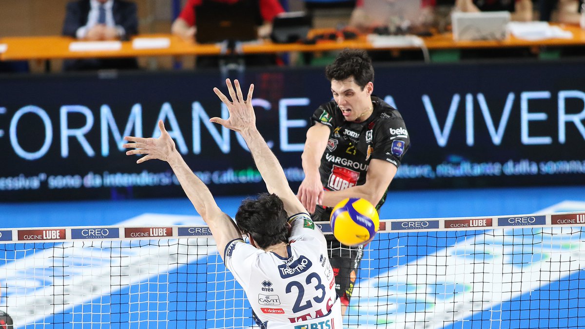 VolleyLube's tweet photo. 💪 La Lube in versione Play Off vince e convince all'Eurosuole Forum. L'Itas cade in tre set
✌️ I biancorossi si portano sul 2-0 nella serie dei Quarti di Finale al meglio delle 5 partite
⏳ Mercoledì (h20.30) il primo di 3 match ball a Trento
https://t.co/De8A6rrvs8
#esserelube https://t.co/aj71D2lwd8