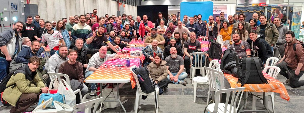 projo_one's tweet photo. 🆙️Subidón con la 'Gran Presentación' de Una Época sin Ley en @FeriaInterOcio.

Ambientazo, muchas risas, buen rollo y mucho Star Wars Unlimited. No me cansaré de repetirlo pero este juego sin su COMUNIDAD no sería lo mismo.
Estoy ko después de la feria pero ha merecido la pena. https://t.co/AAfOijkxE6