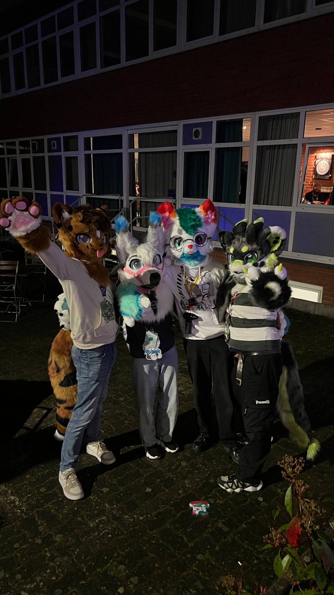 Browni_vrc's tweet photo. Furry fursuit stuff
#furry #fursuit #gay #gayfurry #furrymeet https://t.co/zcw3IsdVnR
