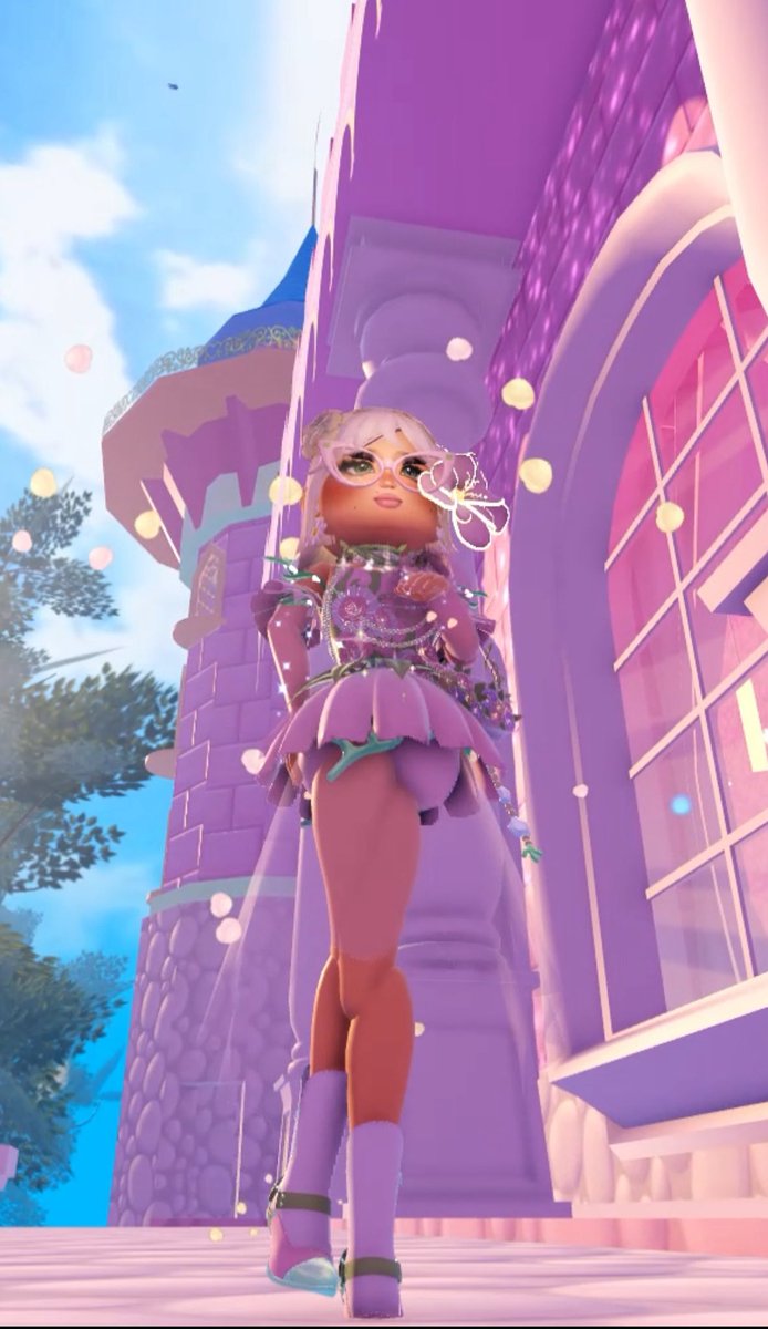 bellaamrtn's tweet photo. @RoyaleHighValks Heyy! My OC’s legs have been doing some funky things lately, getting all twisted 🥲 https://t.co/YIGMUd94ON