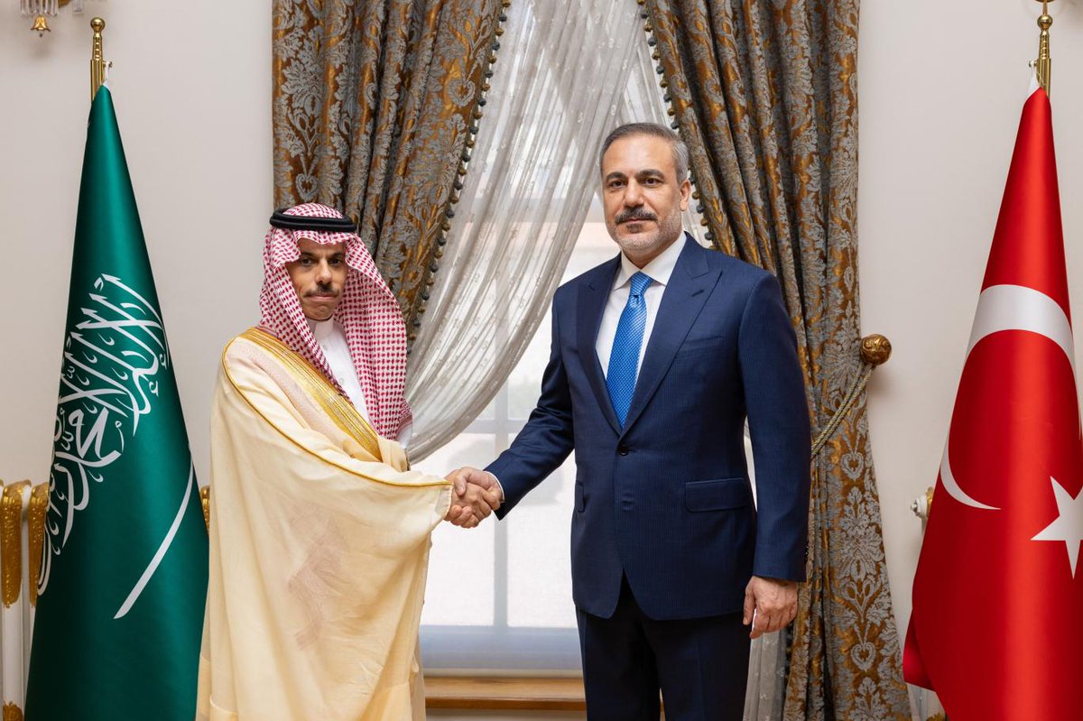 RudawTurkce's tweet photo. Türkiye Dışişleri Bakanı Hakan #Fidan, Suudi Arabistan Dışişleri Bakanı Faysal bin #Ferhan ile telefon görüşmesi yaptı.
Dışişleri Bakanlığı kaynaklarından edinilen bilgiye göre, Fidan ile Bin Ferhan'ın telefon görüşmesinde savaşı durdurmaya yönelik çabalar ele alındı. https://t.co/sITpCtpKY0