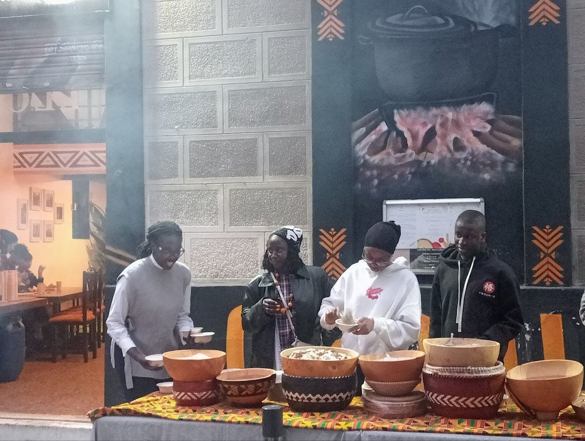 SantsCoop's tweet photo. Meravellós Iftar comunitari organitzat per @abarkacoop al barri de Sants. Fer barri, construir comunitat, recuperar el carrer per a la trobada i l'intercanvi és imprescindible per a vertebrar la societat i enfortir-la front les amenaces feixistes i racistes que volen trencar-la. https://t.co/9dbk79IUL4