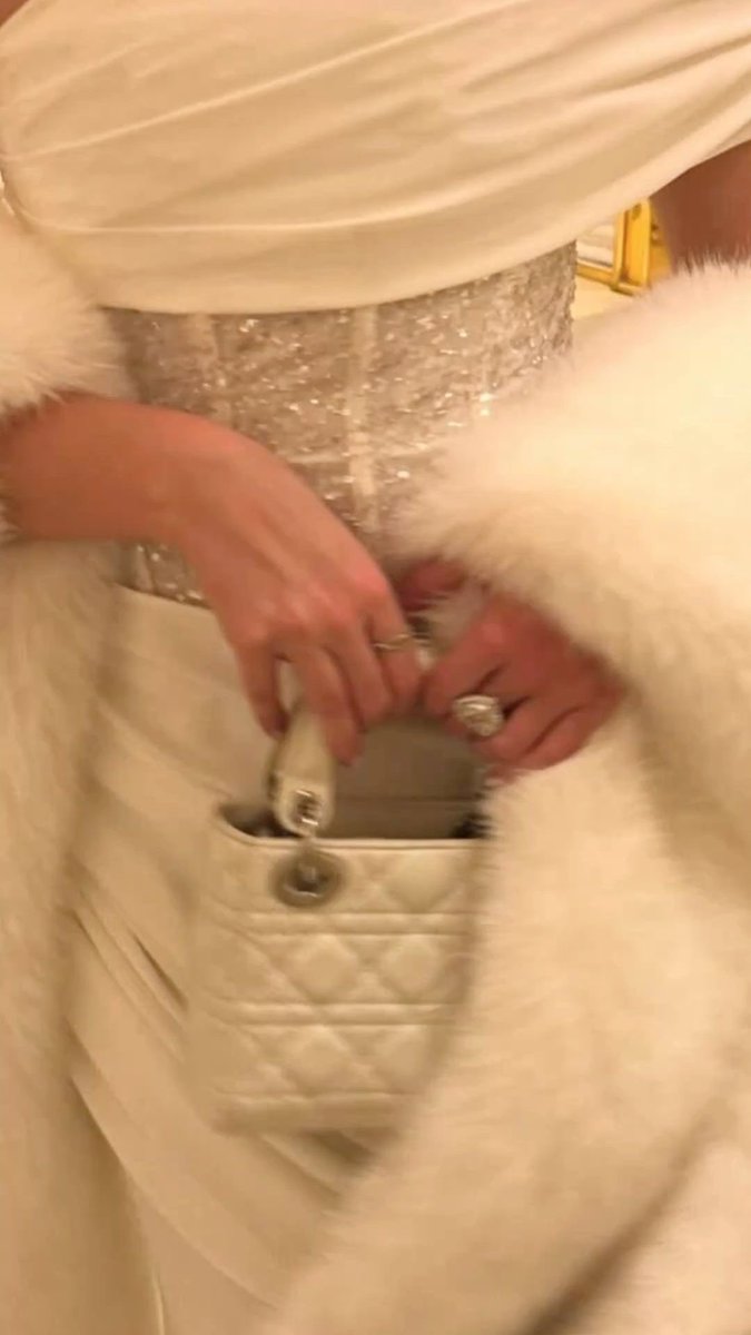 اللي حلاها غير و أسلوبها غير
ماغيرها فـ الوقت عيني رجتها

غيدً تتل القلب من غير تبرير
حتى بنات الفكر غصب سهجتها

تربعت فـ الجوف حشمه وتقدير
مال المشاعر عذر يوم سهجتها

متميزه بـ الزين حسب المعايير
من حدّ ماطاها لـ فوق رقبتها