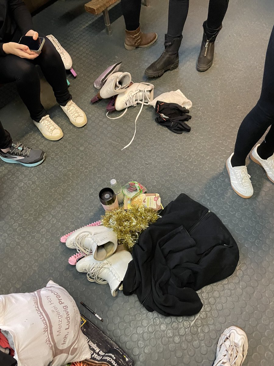 hyunderttausend's tweet photo. Did a thing today!!! (performed in my skating club‘s annual end of season showcase) https://t.co/L7Lt9PwRH6