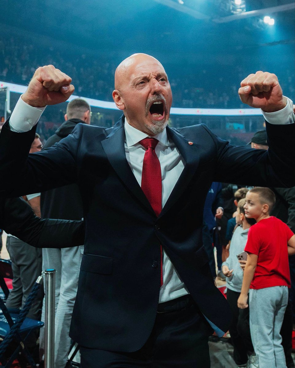 Izuzetno spremljena utakmica.Sramota treba da bude igrače sto nece da igraju,ispostuju ovog coveka i sto se ne zalazu.Taktički razbio Golemca ali sta ce on kad oni nisu dosli na utakmicu.I da od svih zamisli,posebno je dobra ona da Domi bude na Kabengeleu.Tu smo u prednosti #kkcz