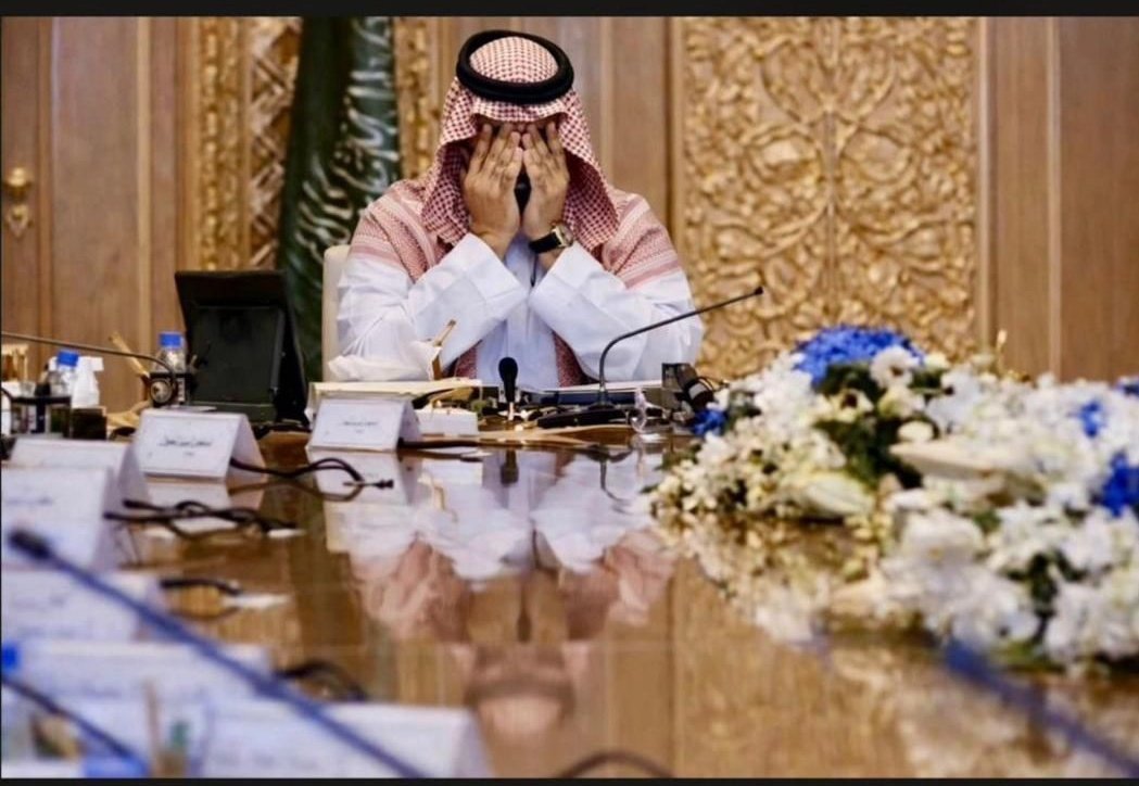 #محمد_بن_سلمان‌
لاينام مثلنا وبالكاد ينام..
سهر ومتابعه واداره ودعم وعزم وحزم وسياسه وأقدام وقرارات كل ذلك من أجل أن نعيش في أمن وطمأنينه..
ونحن علينا واجب الدعاء له بالإعانه والتوفيق والتمكين والسداد.