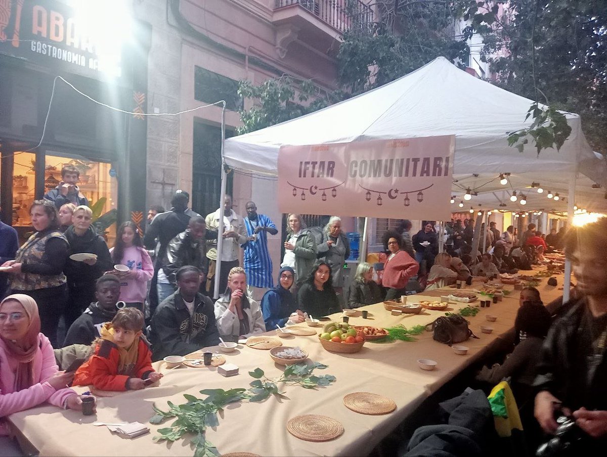 SantsCoop's tweet photo. Meravellós Iftar comunitari organitzat per @abarkacoop al barri de Sants. Fer barri, construir comunitat, recuperar el carrer per a la trobada i l'intercanvi és imprescindible per a vertebrar la societat i enfortir-la front les amenaces feixistes i racistes que volen trencar-la. https://t.co/9dbk79IUL4