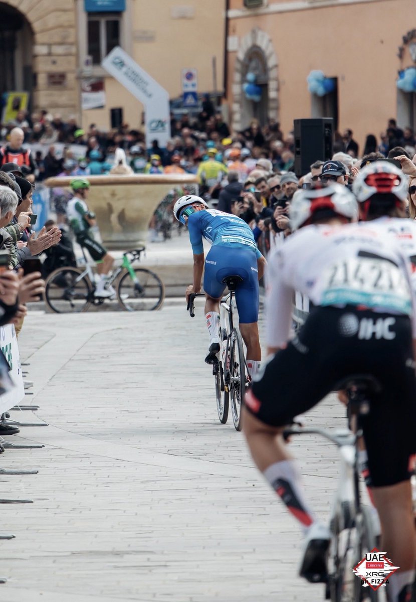 albertolati's tweet photo. 🇲🇽🚵 Y así, siempre viendo a los rivales desde adelante…!
Isaac del Toro se ha coronado hoy en la Tirreno-Adriático.
Valoremos lo que representa.
Pocas veces, a lo largo de la historia, un deportista mexicano de esa edad ha llegado a ese nivel de hegemonía mundial. https://t.co/NT8SOMXVLZ