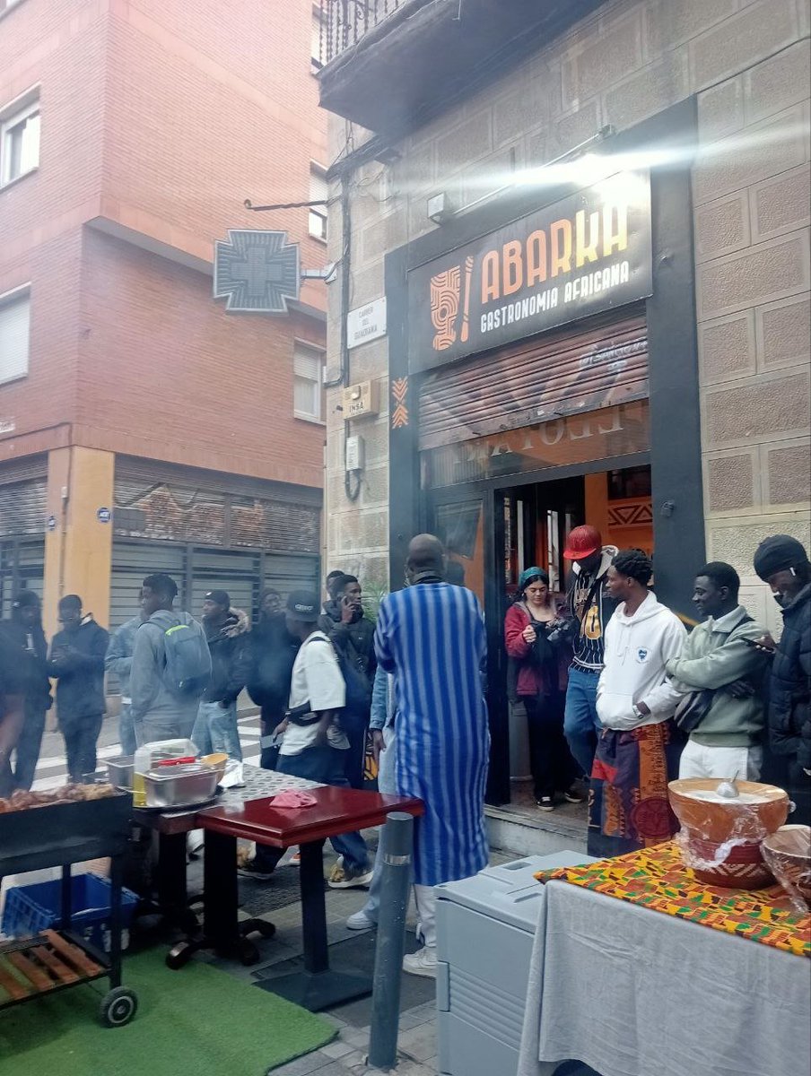 SantsCoop's tweet photo. Meravellós Iftar comunitari organitzat per @abarkacoop al barri de Sants. Fer barri, construir comunitat, recuperar el carrer per a la trobada i l'intercanvi és imprescindible per a vertebrar la societat i enfortir-la front les amenaces feixistes i racistes que volen trencar-la. https://t.co/9dbk79IUL4