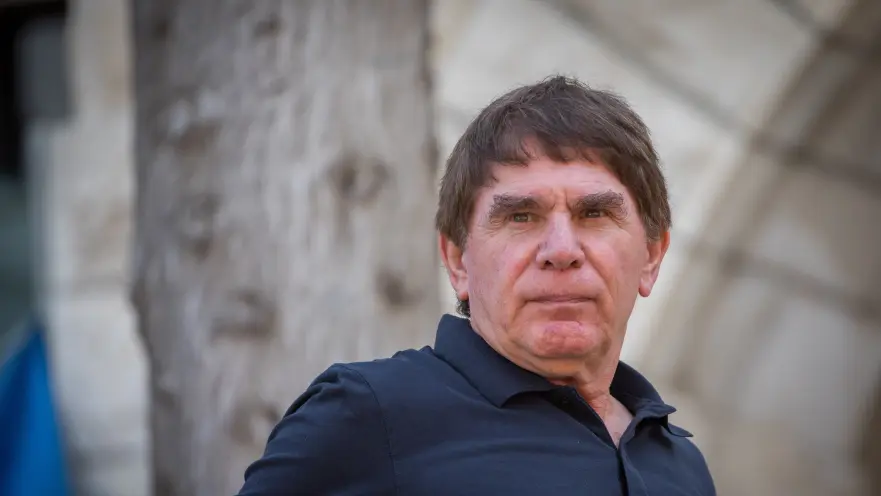 רפואה שלמה למשה נוסבאום היקר שנפגע מוקדם יותר היום מרכב חולף בהרצליה, ופונה לבית החולים במצב בינוני