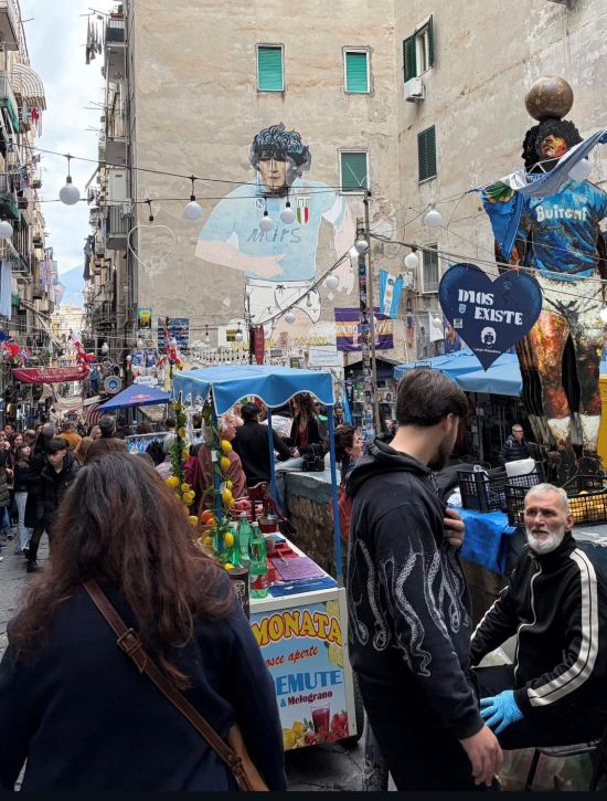 areanapoliit's tweet photo. Ferrante in visita al #murale di #Maradona ai Quartieri Spagnoli.

🇦🇷  Mathias #Ferrante in uno dei luoghi più iconici di #Napoli, lo scorcio dedicato al calciatore più grande di tutti i tempi: l'indimenticato ed indimenticabile Diego Armando Maradona, numero 10 del @SSCNapoli e dell'#Argentina @AFA.

Il giovane portiere del club partenopeo (2006) ha approfittato di un momento libero per fare un giro in città e fermarsi davanti alla raffigurazione del 'Pibe de Oro', condividendo poi sui suoi account social l'emozione vissuta in quel momento.