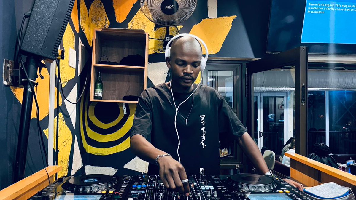 DJSONIQSA's tweet photo. All in the name of Music🖤 https://t.co/tBQvG6ZDIE
