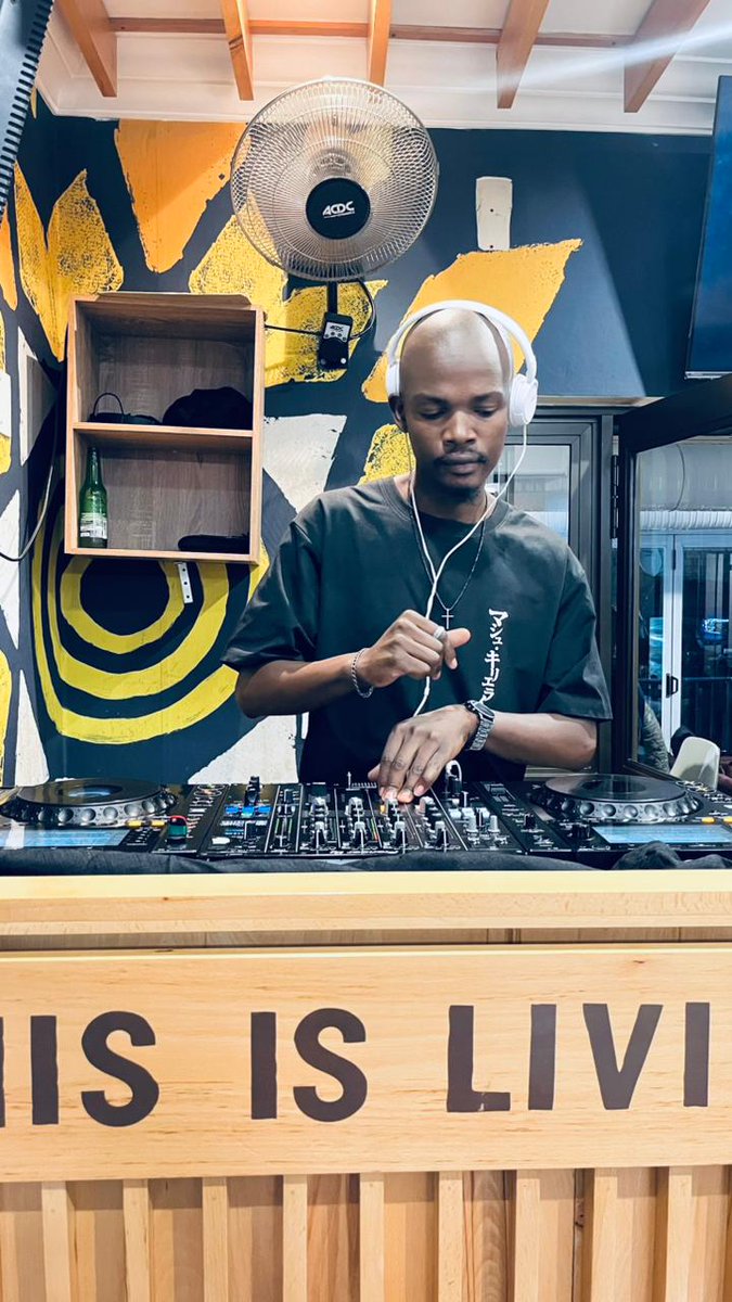 DJSONIQSA's tweet photo. All in the name of Music🖤 https://t.co/tBQvG6ZDIE