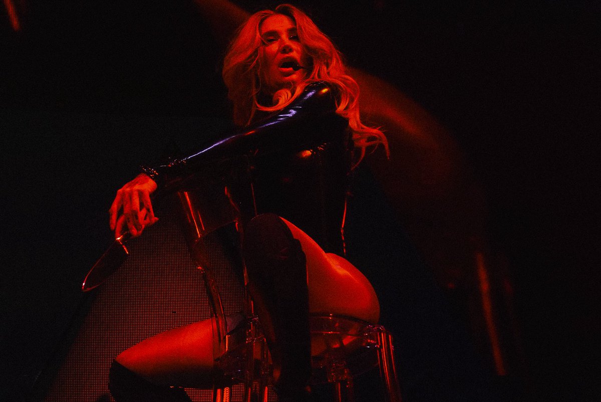 learigbyx's tweet photo. breakfast and lunch 🔪🩸 @KeshaRose #TitsOutTour https://t.co/owzNYBAvLu
