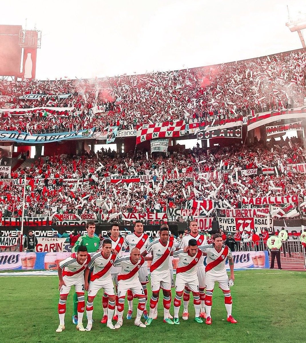 La popular, las banderas, los papelitos, las bengalas. Todo tiempo pasado fue mejor…