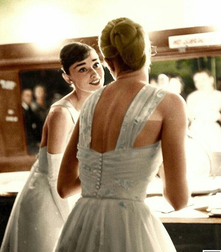 audrey hepburn and grace kelly at the oscars, 1956