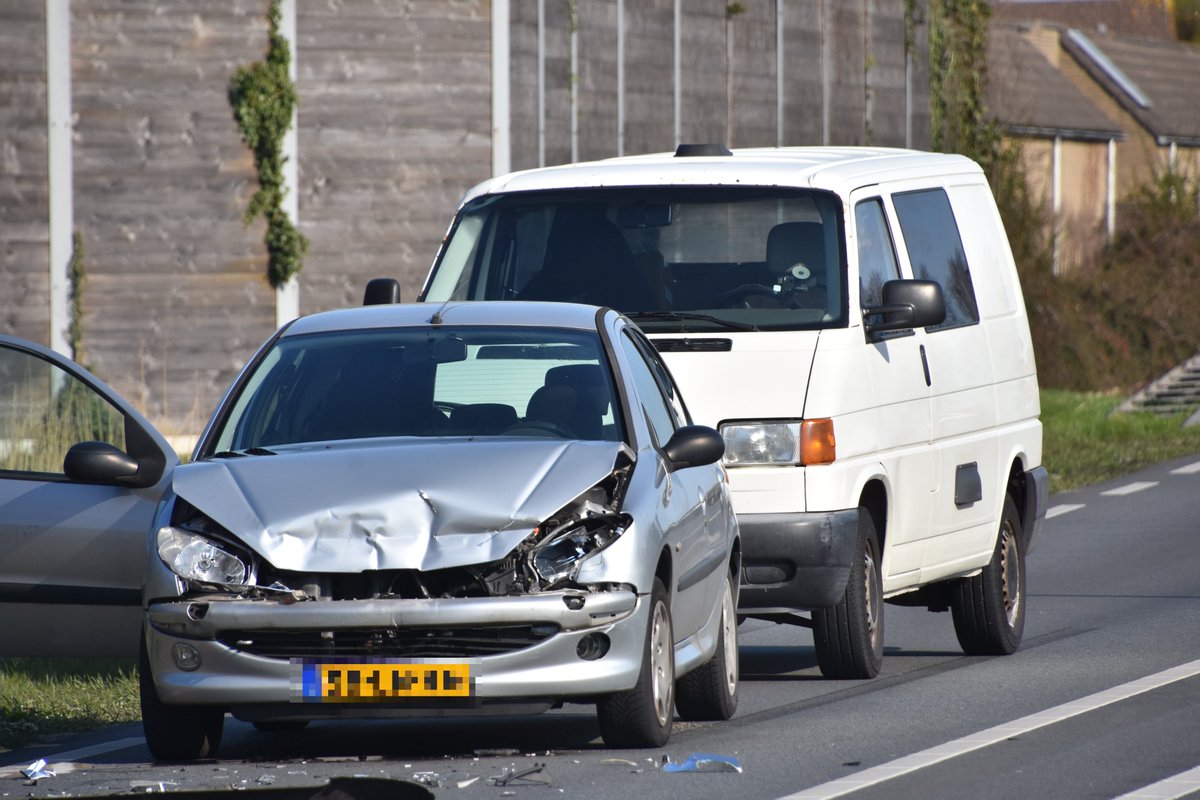 Auto’s zwaar beschadigd bij aanrijding in De Lier