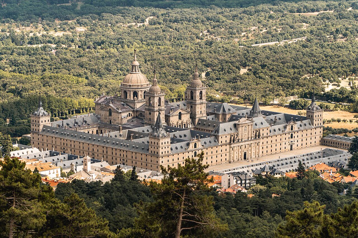 GestasdeEspaNa's tweet photo. El Escorial, construido por Felipe II en el siglo XVI, es uno de los mayores complejos arquitectónicos del Renacimiento europeo.

En Busca de España: https://t.co/jpaq7O7dcN

Nuestra colección de colorear: https://t.co/pPhtnsobtr https://t.co/prY16UMWcV